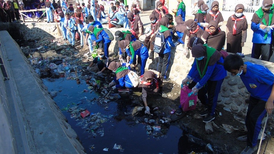 Ikut Partisipasi Membersihkan Tumpukan Sampah di Sungai Sepanjang Desa Kalibuntu